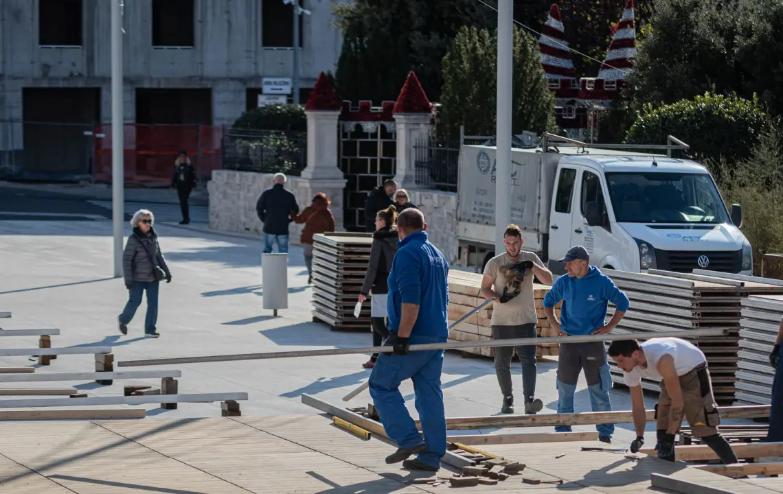 Poljana postaje klizalište, počeli su radovi na montiranju: Adventura starta u petak, klizalište malo kasnije
