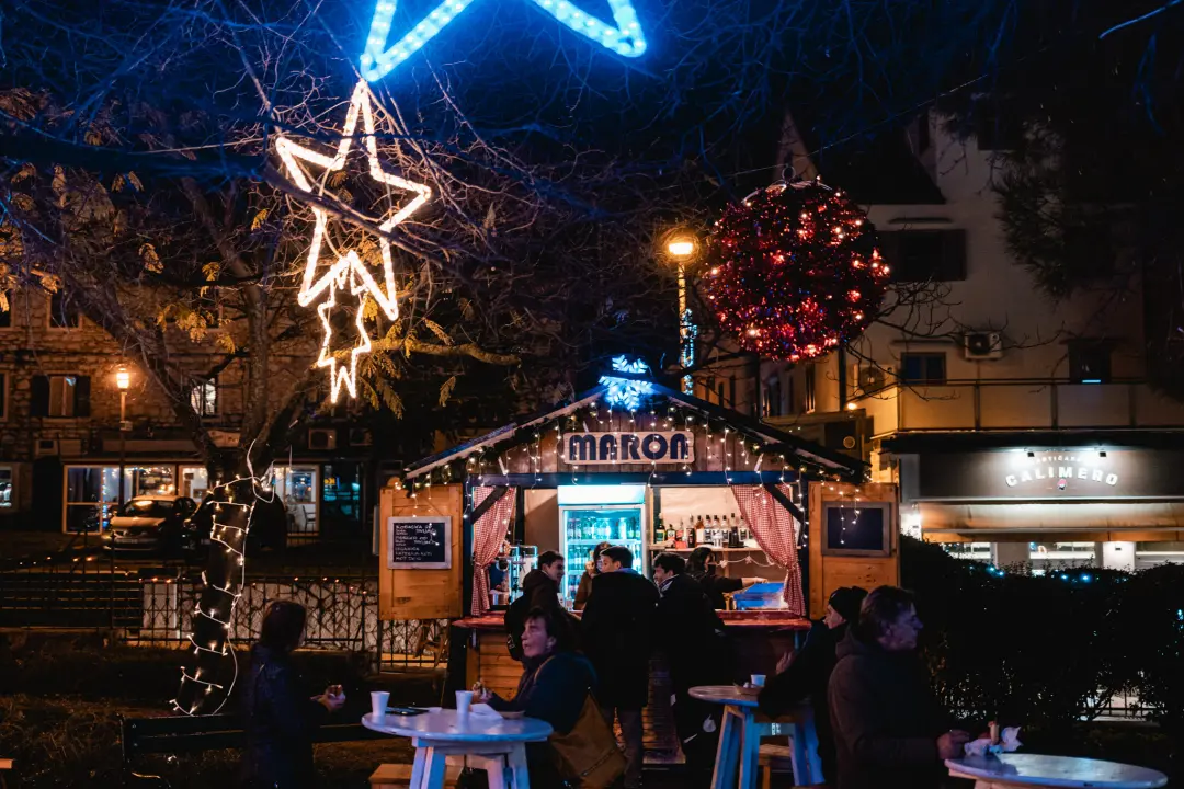 Kralj prvih plesova svojim baladama ugrijao srca Adventurista u Parkiću