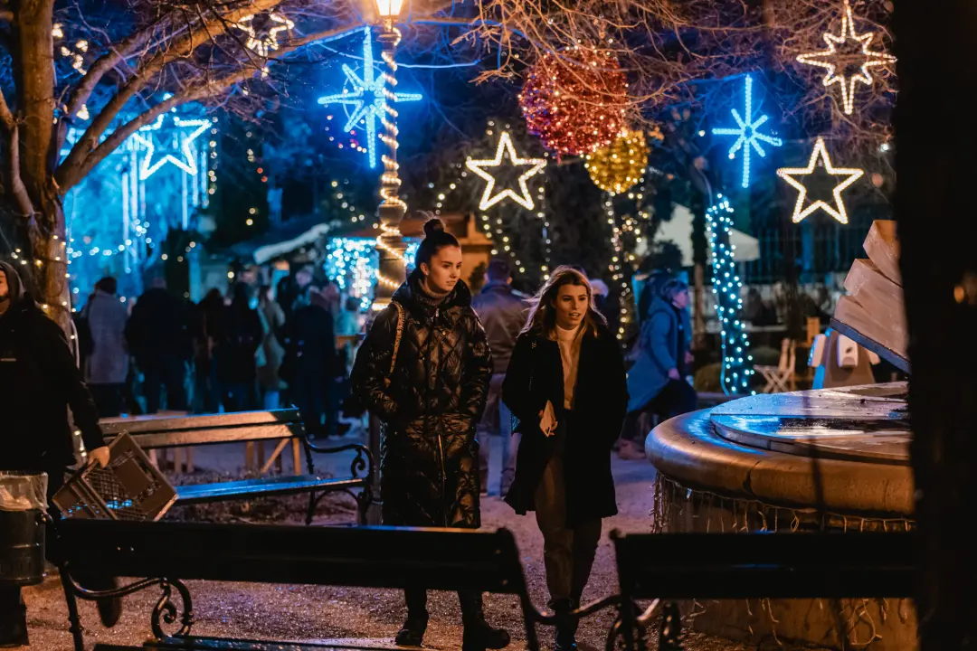 Kralj prvih plesova svojim baladama ugrijao srca Adventurista u Parkiću