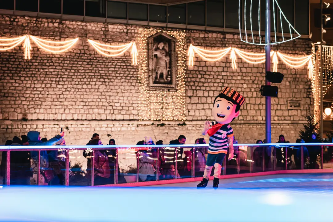Bajkovito disco klizalište zvijezda na vrhu šibenske Adventure!
