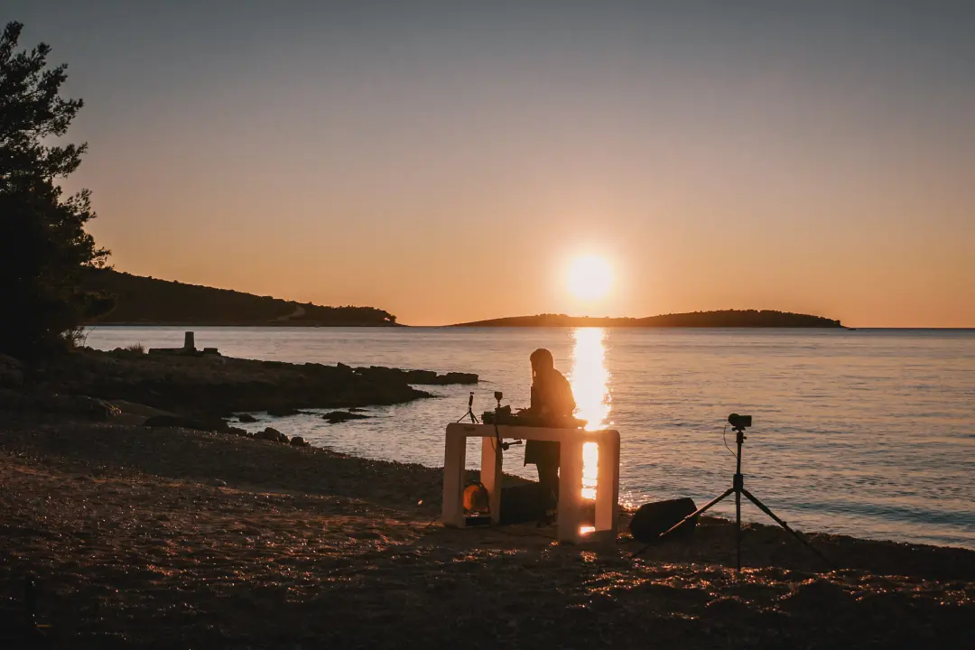 Nora Van Elken snimila set na primoštenskoj plaži, gledat će ga 10 milijuna pratitelja ‘Chill Nationa’
