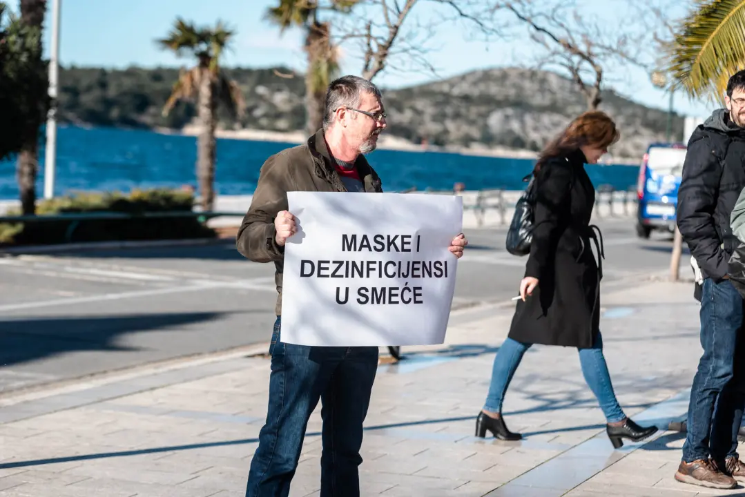 Opet prosvjedi protiv covid mjera: Antivaksersko društvo krenulo od Županije prema HZJZ-u  