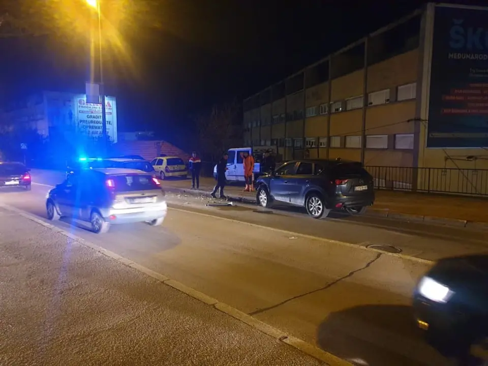 Sudar dva auta šibenskih registracija ispod 'Njegoševog trga': Jedna osoba prebačena u bolnicu 