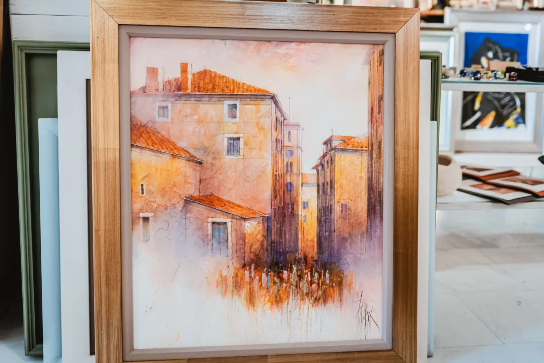 Galerija Juraj Dalmatinac u povodu Dana žena časti popustom na dizajnersku odjeću te Murtićeve i Vežine umjetnine