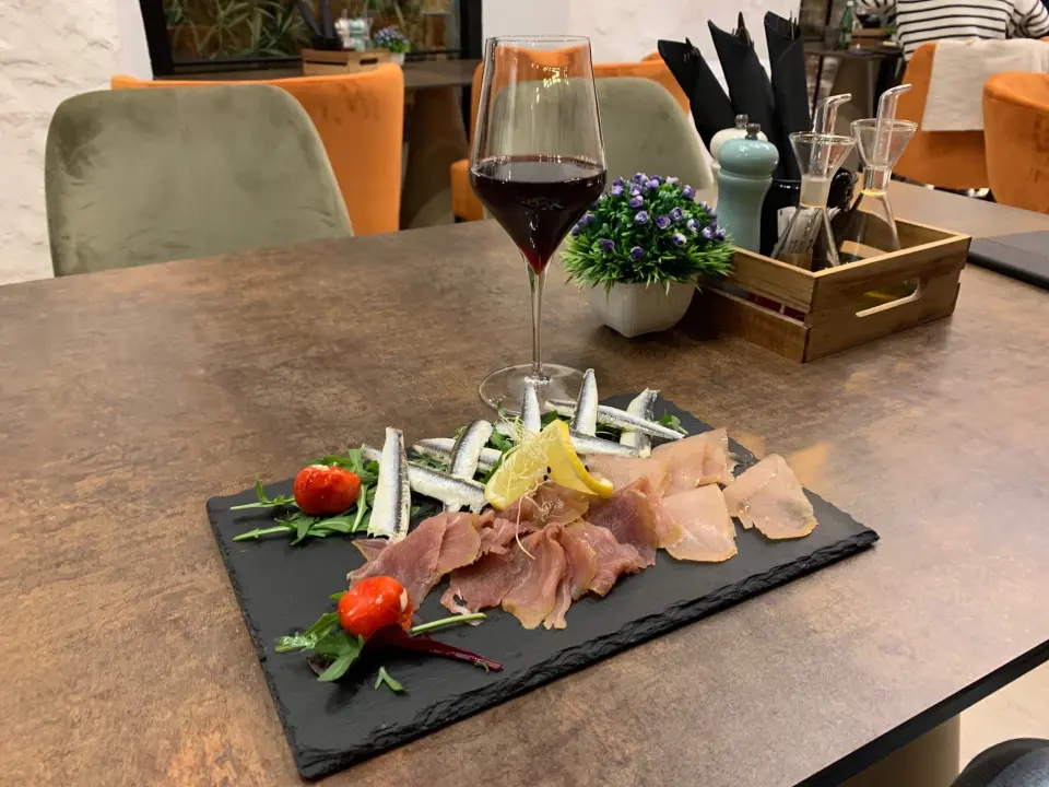 Posjetite bistro Bava i uživajte u bogatom izboru hrane i pića!