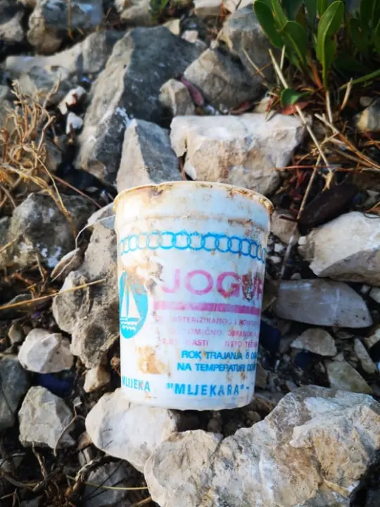 Nakon plastične čašice, na obalu kod Šibenika isplivala još jedna ambalaža iz davno ugašene Mljekare Zadar  