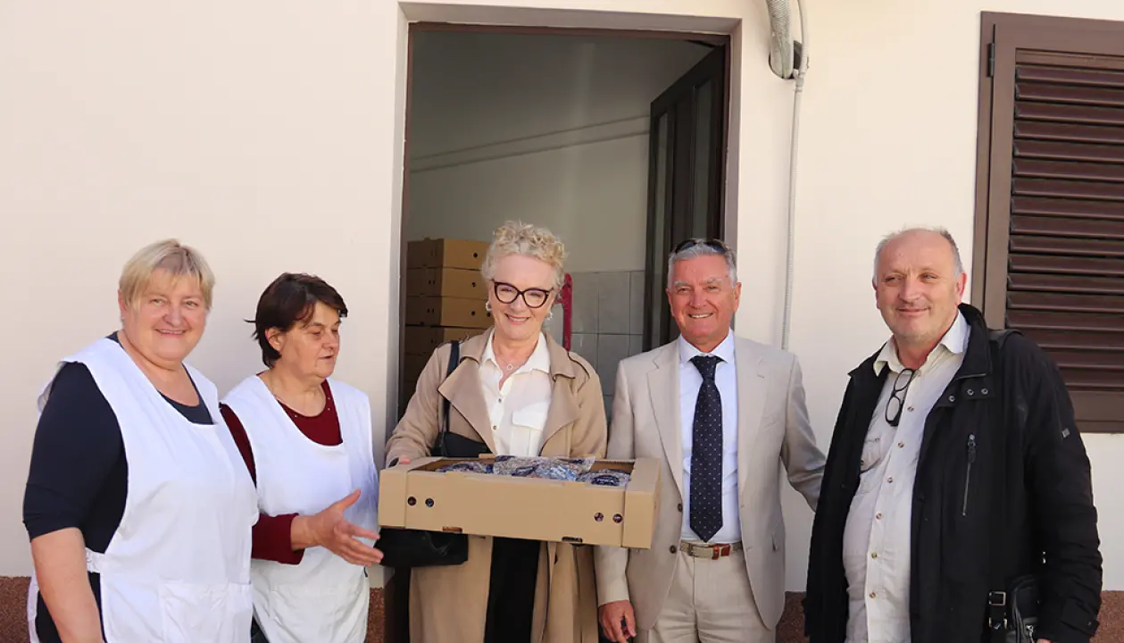 Gradonačelnik obišao Caritasovu Pučku kuhinju i Prihvatilište za beskućnike te im donirao uskrsne pogače