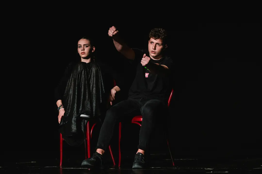 Smijeh i suze za Luku Škarića koji je iz publike gledao prijatelje kako mu ‘Mojom pričom’ skupljaju novac za operaciju