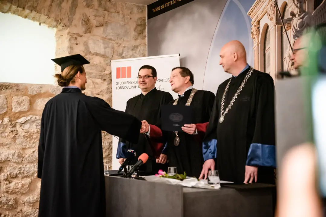 U Šibeniku promovirana četvrta generacija inženjera prvostupnika energetskih tehnologija: Stigao i rektor Boras