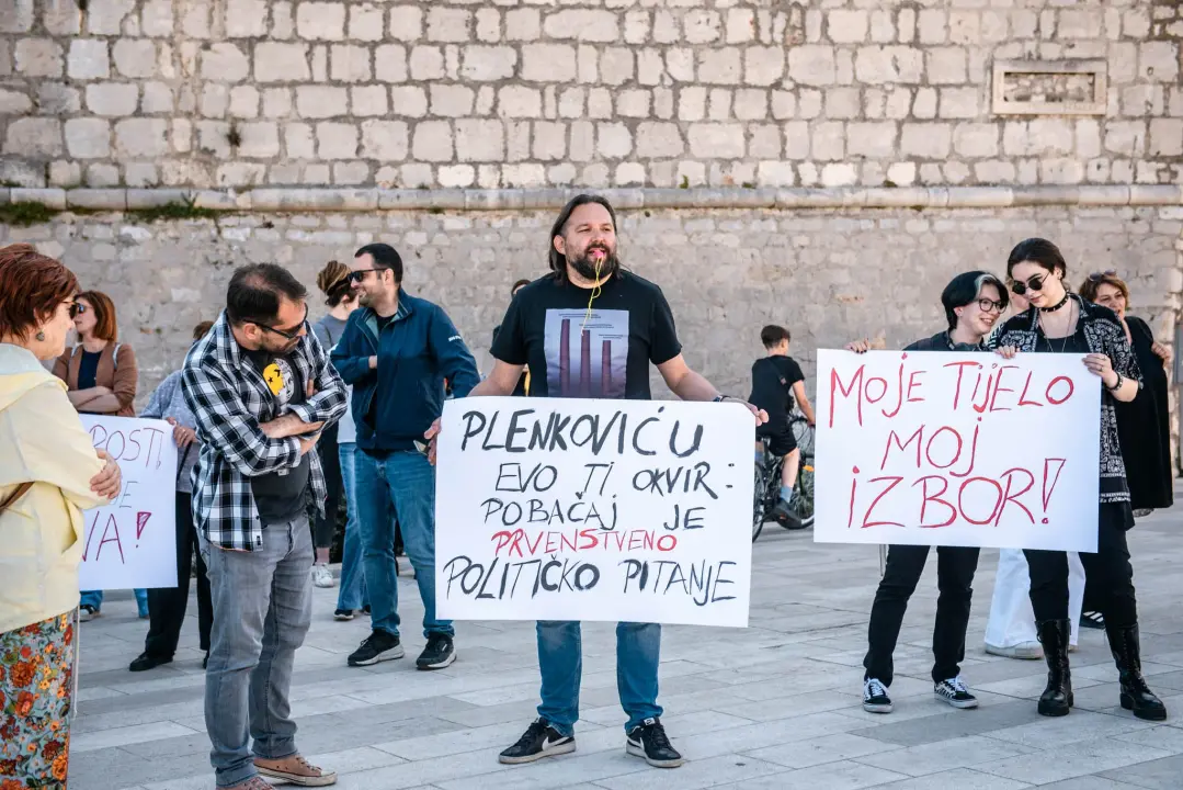 Prosvjed u znak potpore Mireli Čavajdi: 'Ovo nam je podsjetnik koliko sustav može biti okrutan prema ženama'  