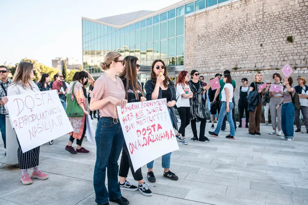 Prosvjed u znak potpore Mireli Čavajdi: 'Ovo nam je podsjetnik koliko sustav može biti okrutan prema ženama'  