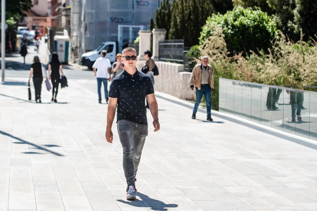 Šarene modne kombinacije koje prizivaju ljeto: Evo koje su nam dame upale u oko ovih dana...