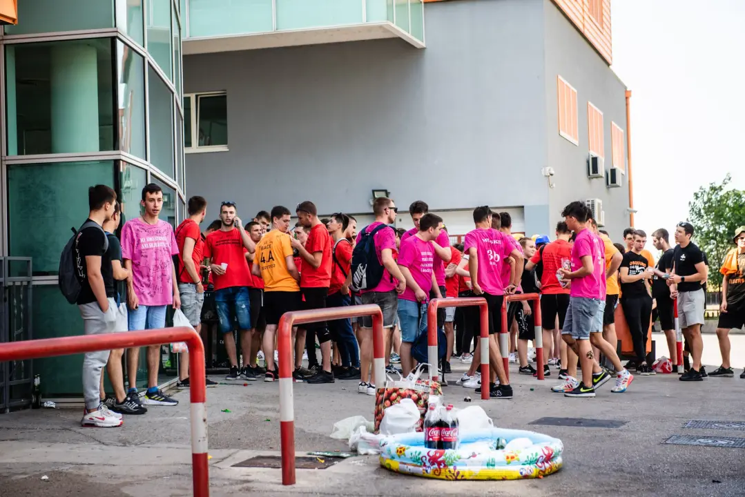 Maturanti se na šibenskim ulicama opraštaju od škole: Polako s alkoholom i sretno!