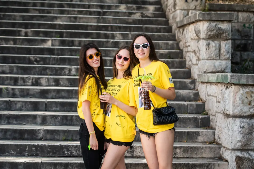 Maturanti se na šibenskim ulicama opraštaju od škole: Polako s alkoholom i sretno!