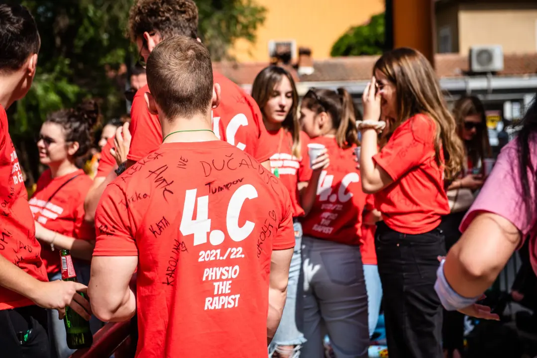 Maturanti se na šibenskim ulicama opraštaju od škole: Polako s alkoholom i sretno!