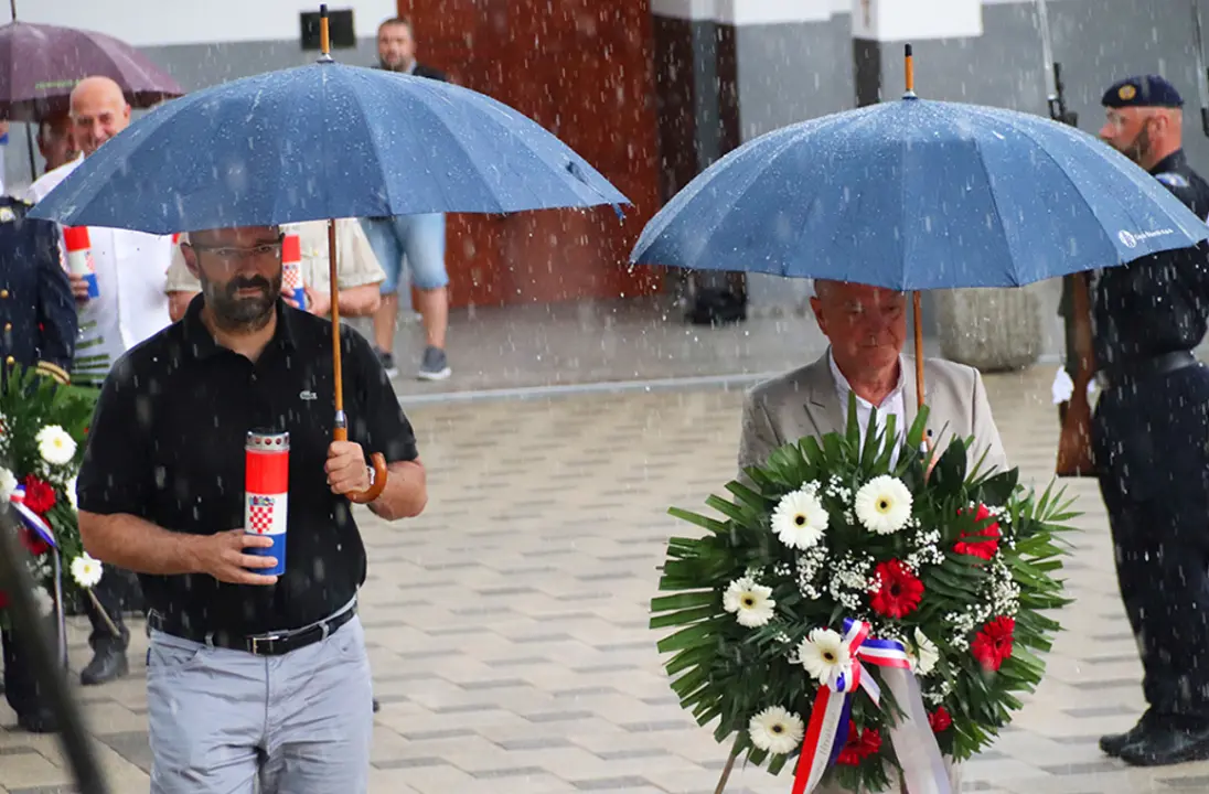 U povodu Dana državnosti položeni vijenci i zapaljene svijeće na Kvanju