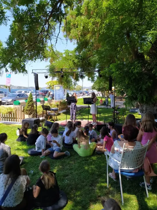 Učenici Glazbene škole jutros svirali na livadi ispred Azimuta