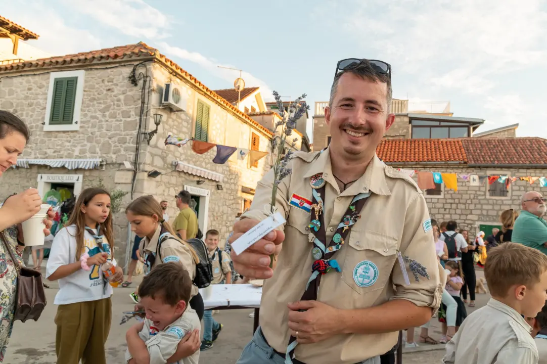 Na manifestaciji 'More na stolu' Tribunjci i njihovi gosti dobro se zabavili i fino pojeli