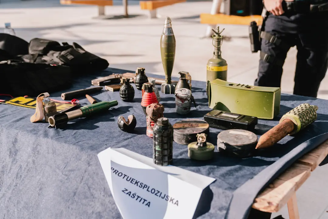 Dan otvorenih vrata Policije na Poljani: Najviše zanimanja za fotografiranje s vatrenim oružjem