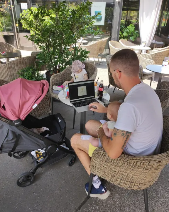 Petar je uzeo ženino prezime, bio na porodu i ne vidi čemu hvaliti očeve koji mijenjaju pelene: 'Dijete smo zajedno napravili'
