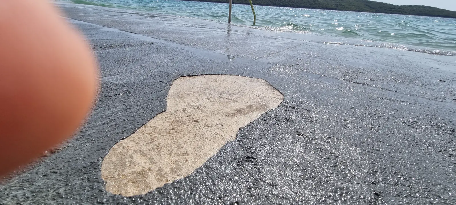 Kupači nezadovoljni obnovljenom plažom u Zablaću: Raspada se gornji sloj betona