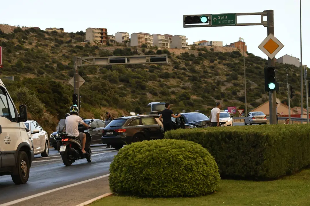 Na raskrižju u Njivicama sudarila se tri vozila, jedno od njih policijsko koje je išlo na požarište