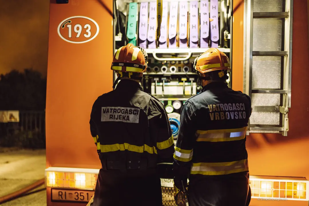 Fotogalerija i video: Bitka s vatrom u Zatonskoj ulici koja spaja Zaton i Benkovačku cestu