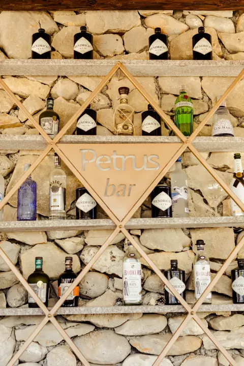 Zaigrajte odbojku na pijesku na plaži Banj, a predah potražite u Petrusu!