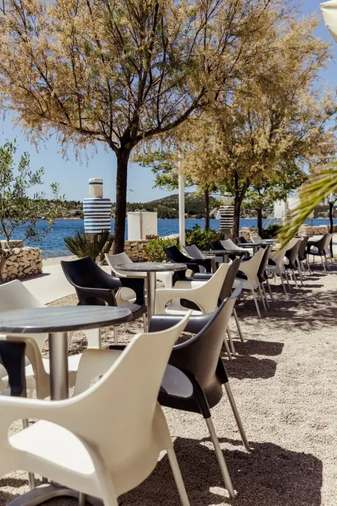 Zaigrajte odbojku na pijesku na plaži Banj, a predah potražite u Petrusu!