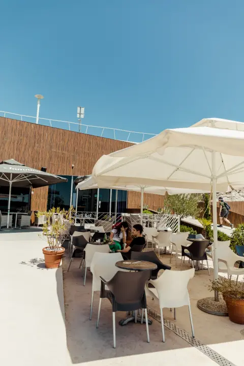 Zaigrajte odbojku na pijesku na plaži Banj, a predah potražite u Petrusu!