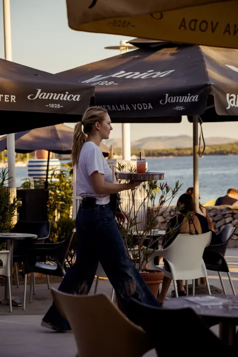 Zaigrajte odbojku na pijesku na plaži Banj, a predah potražite u Petrusu!