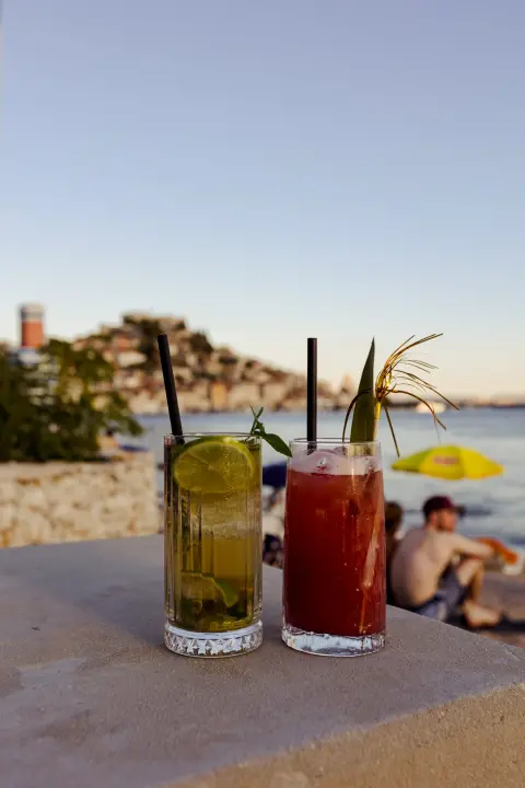 Zaigrajte odbojku na pijesku na plaži Banj, a predah potražite u Petrusu!