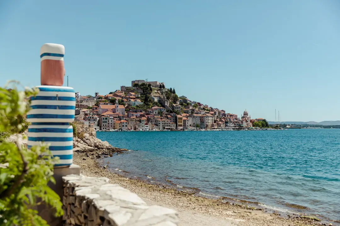 Zaigrajte odbojku na pijesku na plaži Banj, a predah potražite u Petrusu!