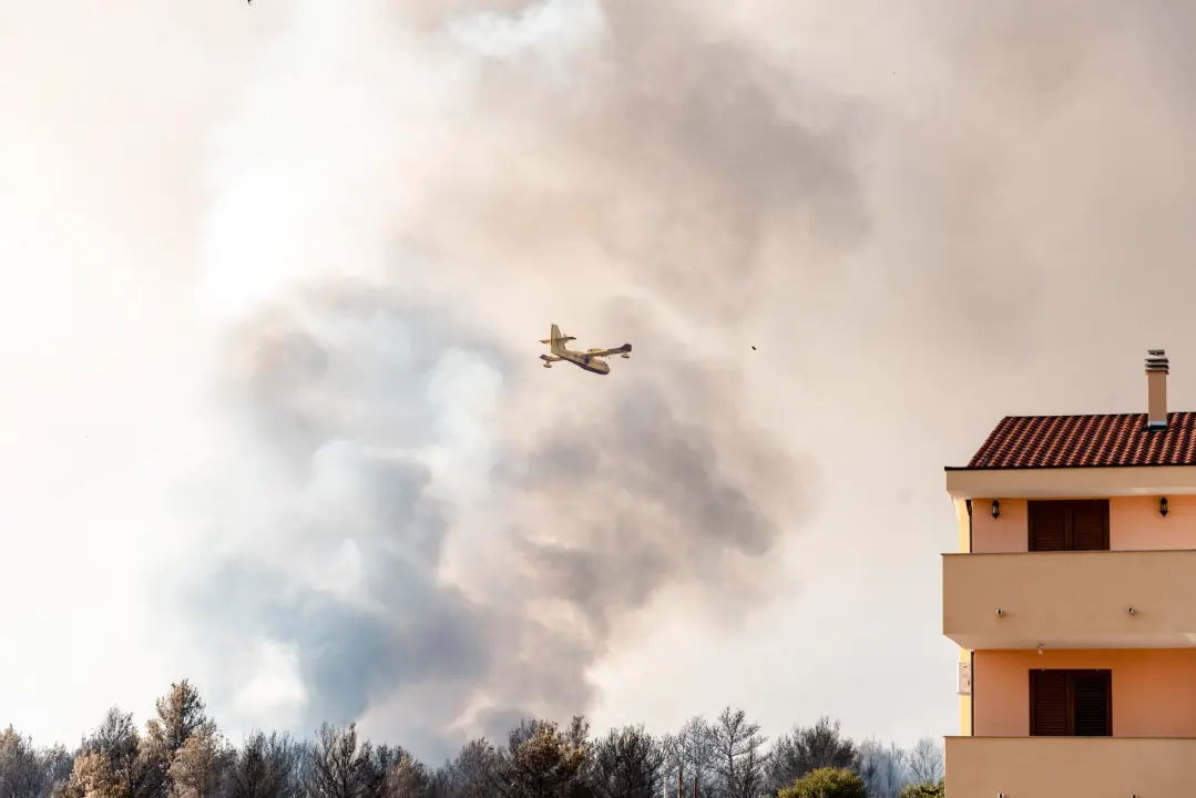 U tijeku sanacija požarišta u Vrpolju: Na terenu 60 vatrogasaca i 21 vozilo