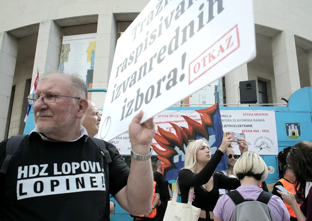 Prosvjed protiv Vlade u Zagrebu: Ima i šibenskih kapa