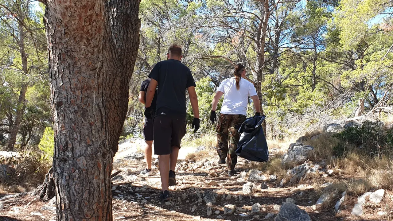 Volonteri i ronioci nedjelju proveli u akciji čišćenja  ispod Morinjskog mosta 