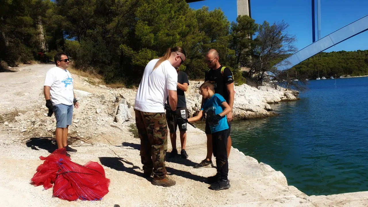 Volonteri i ronioci nedjelju proveli u akciji čišćenja  ispod Morinjskog mosta 