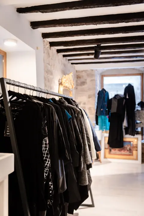 U Galeriju Juraj Dalmatinac stigle zimske kolekcije odjeće i jesenski popusti na slike 