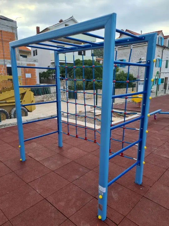 Grad Šibenik i HZJZ u potpunosti obnovili dječje igralište na otoku Kapriju 