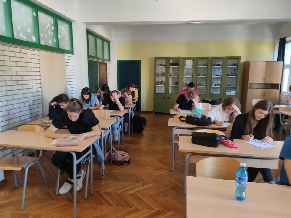 'Sigurnost u prometu' u Medicinskoj školi, učenici na romobilu odradili poligon