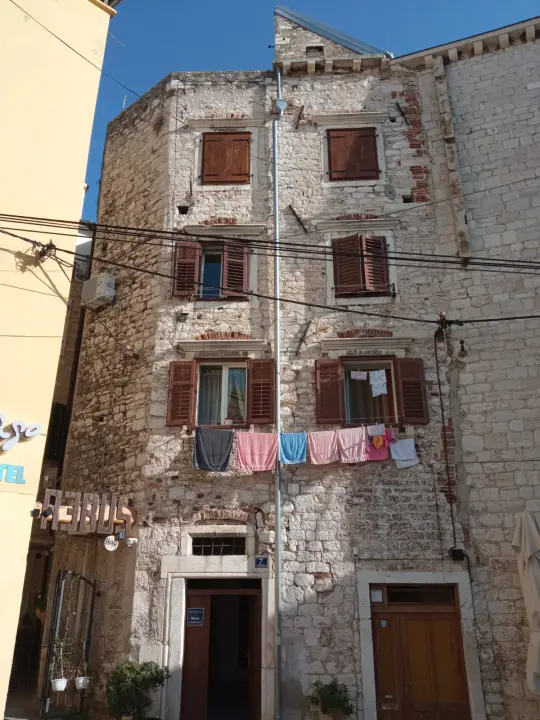 Za razliku od ostalih građana, šibenske moćne obitelji imale su vanjske i unutarnje neprijatelje pa su se zatvarale u svojim kulama 