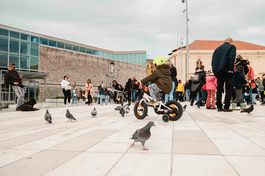 Može li gradska uprava/utvrda i dalje ignorirati šibenske roditelje? Djeca na ovim fotografijama ‘vrijede manje’