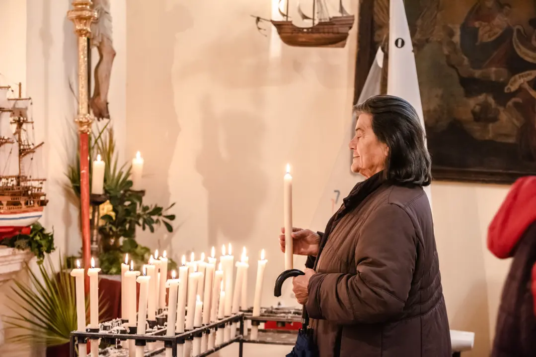 Danas na sv. Nikolu otvorena je istoimena crkva iza zgrade Županije: Poklone dijelio don Krešimir Mateša