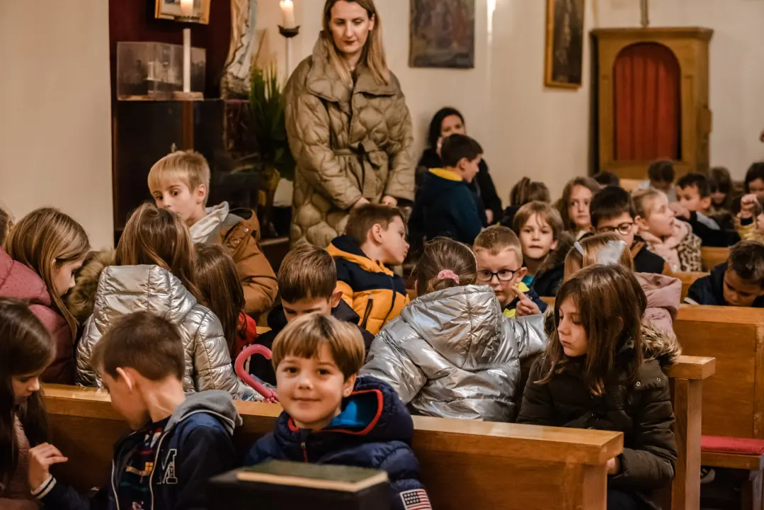 Danas na sv. Nikolu otvorena je istoimena crkva iza zgrade Županije: Poklone dijelio don Krešimir Mateša
