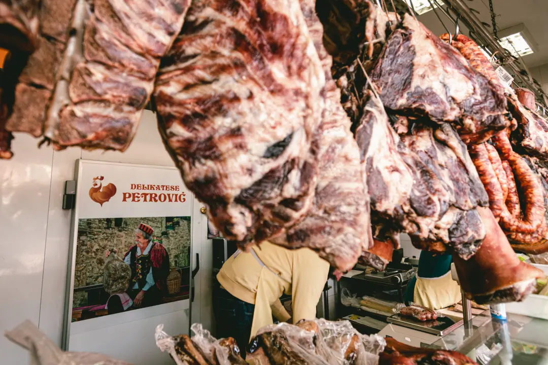 Blagdanski stol: Najbolje tuke, pivci i patke su u Delikatesama Petrović na šibenskoj pijaci