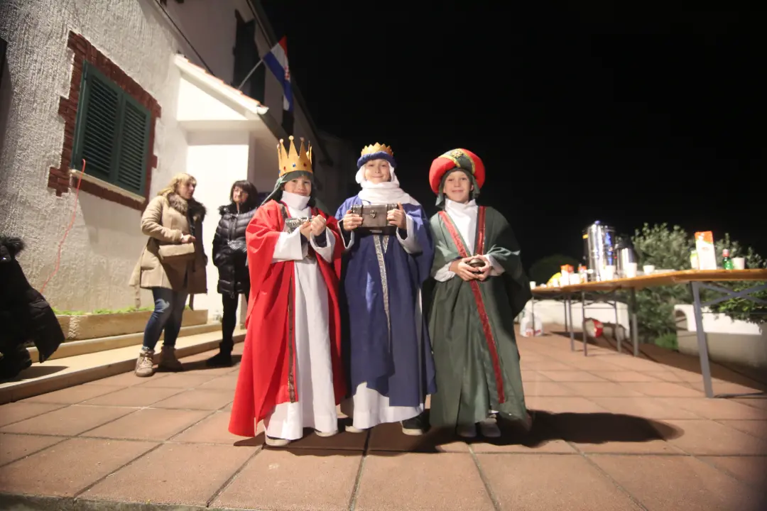Žive jaslice u Jezerima u izvedbi malih Jezerana