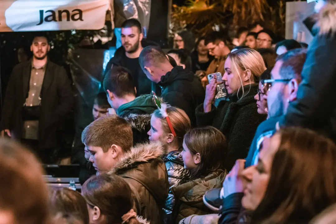 Matija Cvek oduševio šibensku publiku, provjerite koji vas još koncerti očekuju na Božićnom Šušuru!