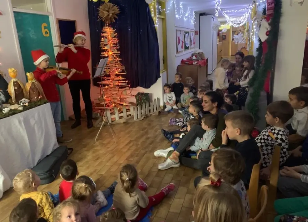Mama Ruža i sin Andrija svojim nastupom razveselili vodičke mališane