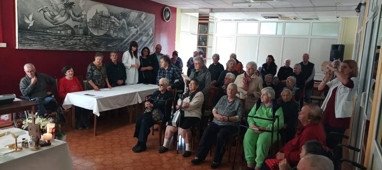 Biskup Rogić posjetio štićenike i osoblje Cvjetnog doma