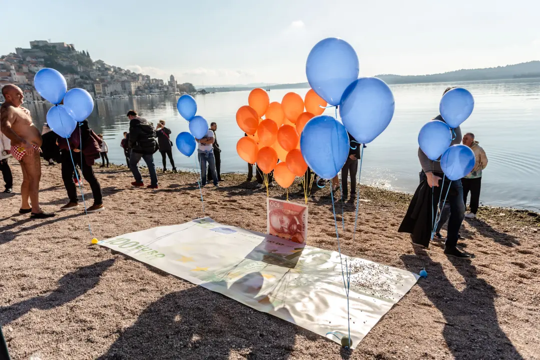Nekoliko odvažnih okupalo se na Banju u podne na samu Novu godinu: 'U-vodi-mo euro' 
